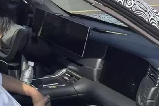 利配网 新增副驾娱乐屏 新款智己LS6内饰谍照曝光