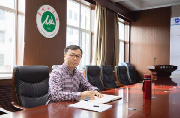 棒棒策略 新疆一80后大学副校长被查！